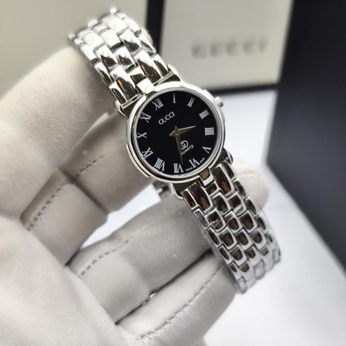 ساعة قوتشي النسائية فضي مينا اسود