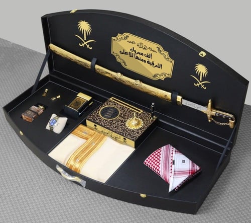 هدايا ملكيه مشلح الفخامه مع شماغ ماركة جيفنشي