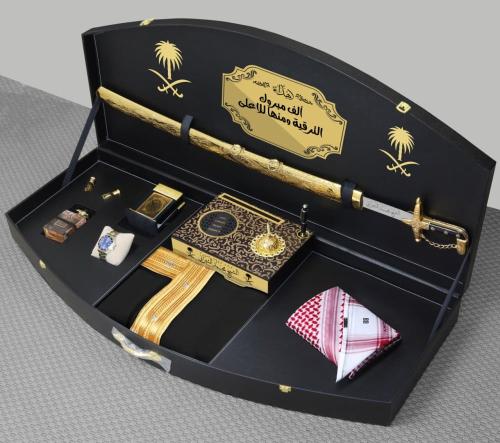 هدايا ملكيه مشلح الفخامه مع شماغ ماركة جيفنشي