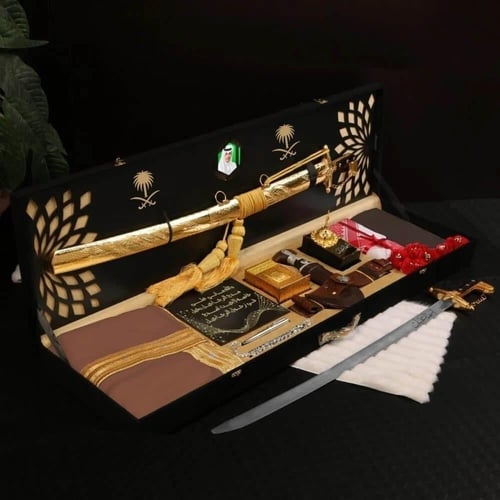 بوكس هدايا رجالي ملكي – بشت وسيف عربي فاخر مع إكسس...