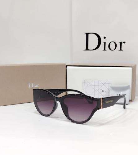 نظارة ديور فاخرة بإطار أسود أنيق وعدسات بنفسجية مت...