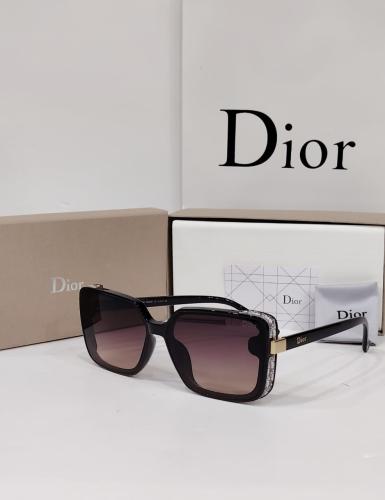 نظارة ديور فاخرة بإطار أسود أنيق وعدسات بنية متدرج...