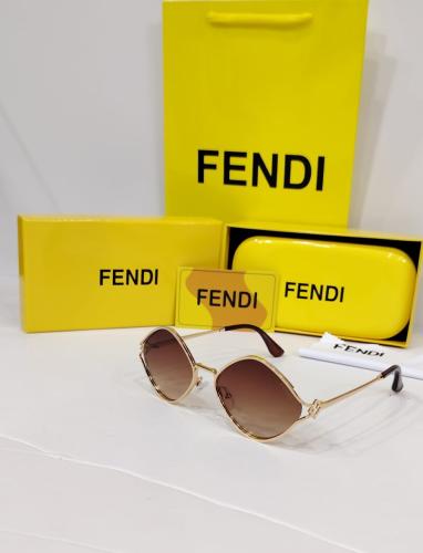 نظارة فندي شمسية فاخرة – إطار ذهبي أنيق وعدسات داك...