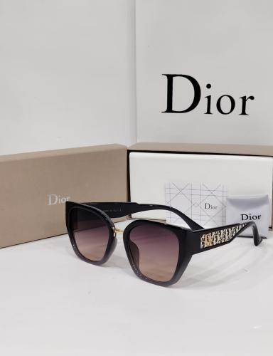 نظارة ديور نسائية بإطار أسود أنيق وعدسات بنية متدر...