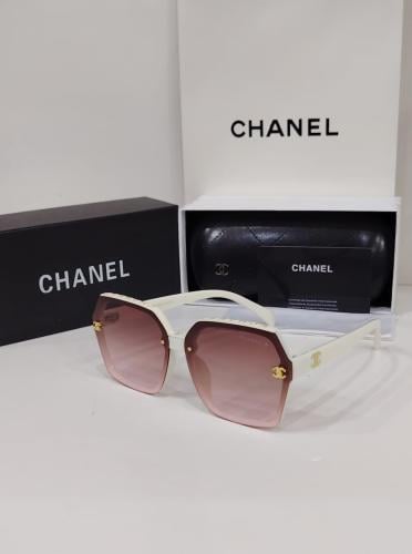 نظارة شانيل الفاخرة – إطار أبيض أنيق بعدسات وردية...