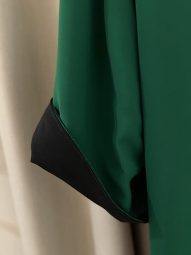 قفطان أخضر أنيق مع حزام ذهبي