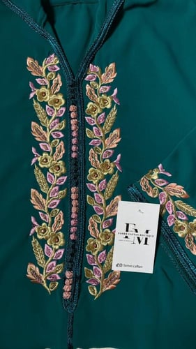 جلابة زهرة تطريز رباطي مع شك يدوي بألوان ١٠ متعددة