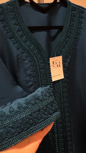 قفطان عزيزة فخم تطريز كامل بشكل أنيق