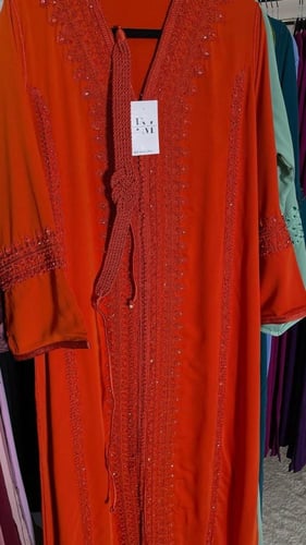 قفطان شك كامل الياقوت مع حزام بنفس اللون والكم مبط...