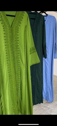 قفطان شك كامل الياقوت مع حزام بنفس اللون والكم مبط...