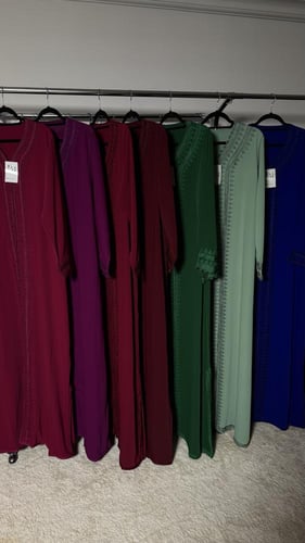 قفطان عزيزة فخم تطريز كامل بشكل أنيق