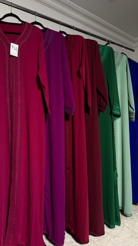 قفطان عزيزة فخم تطريز كامل بشكل أنيق