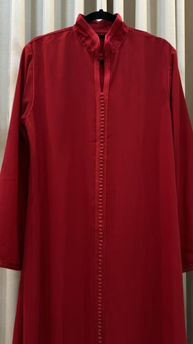 قفطان أحمر أنيق مع حزام ذهبي