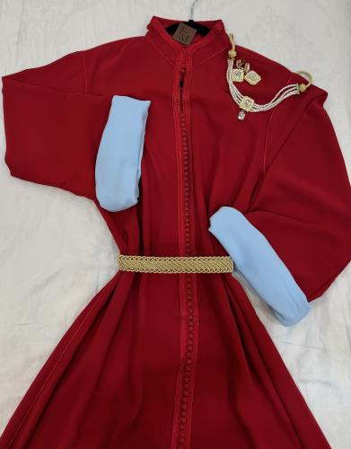 قفطان أحمر أنيق مع حزام ذهبي