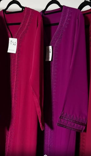 قفطان عزيزة فخم تطريز كامل بشكل أنيق