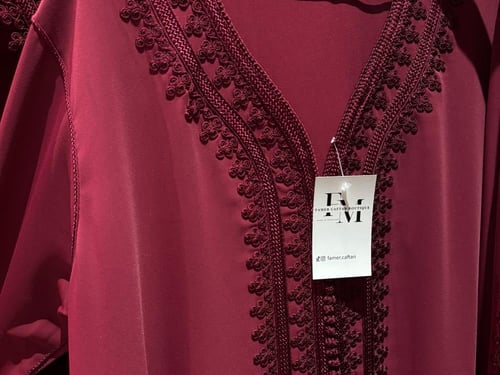 قفطان عزيزة فخم تطريز كامل بشكل أنيق