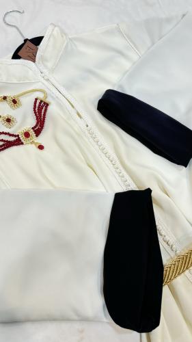 قفطان أوف وايت أنيق مع حزام ذهبي