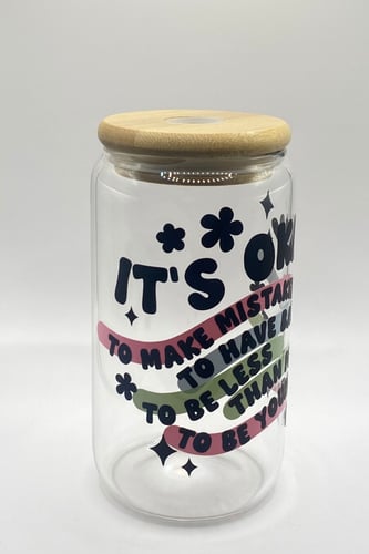 كوب زجاجي بعبارات ايجابية