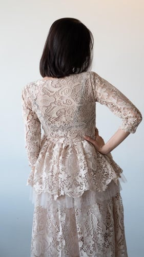 تنورة وبلوزة من الجبير البيج