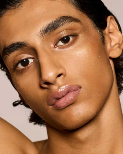 فنتي بيوتي - ملمع شفاه جلوس بومب - فاسي 02