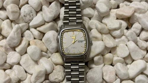 رمادي وذهبي Seiko 5