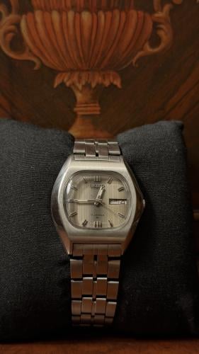 Seiko 5 بميناء فضي مخطط (Linen Dial)