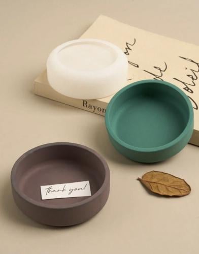 Small round gypsum dish without candle