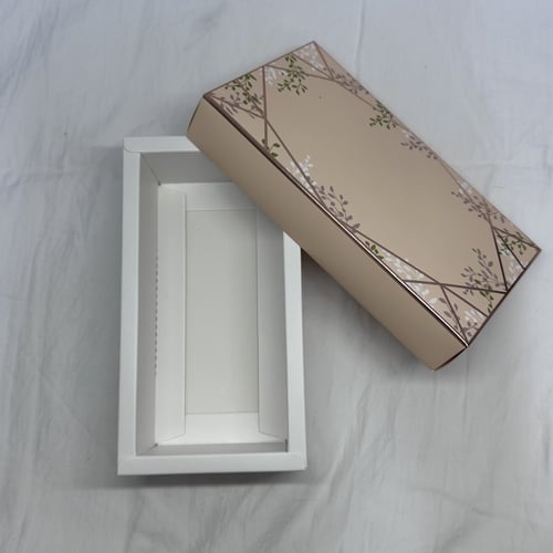 علب ورقية مشجره