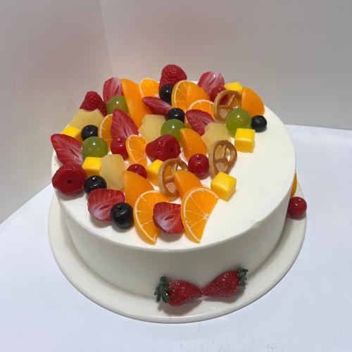 مجسم كيك ابيض مع فواكه