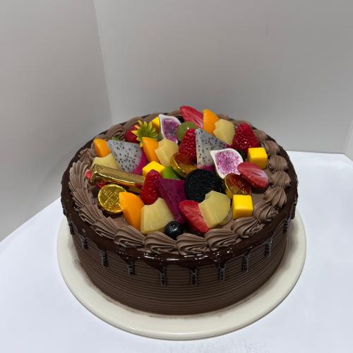 مجسم كيك شوكولاته و فواكه