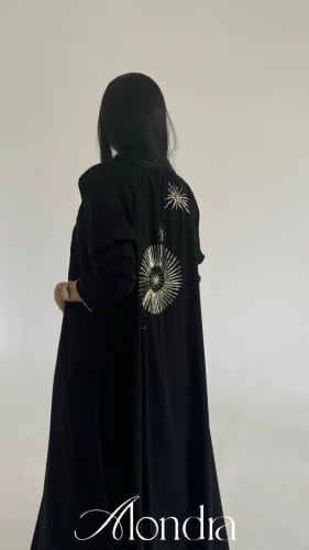 ٨٠