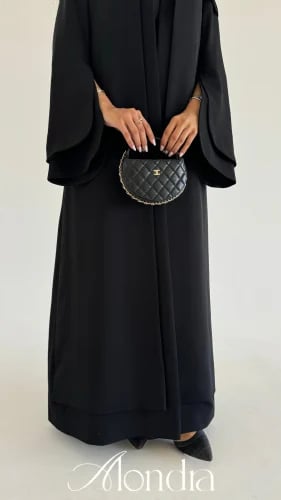٨٣