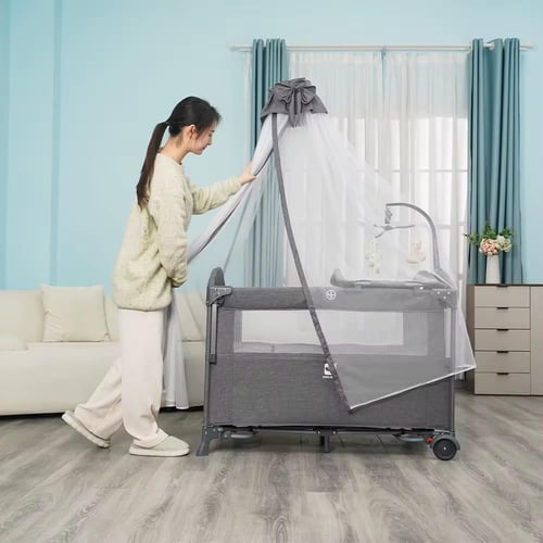 سرير ومحبس اطفال بناموسية وألعاب + طاولة تغيير