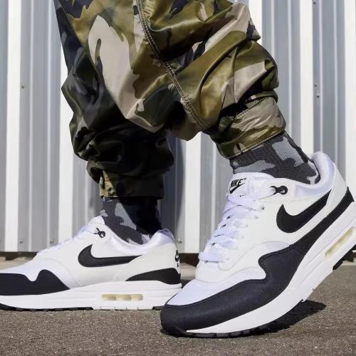 New sports shoe from Nike padded with air DZ2628-1...