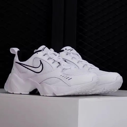 Lightweight padded sports shoe for unisex from Nik...