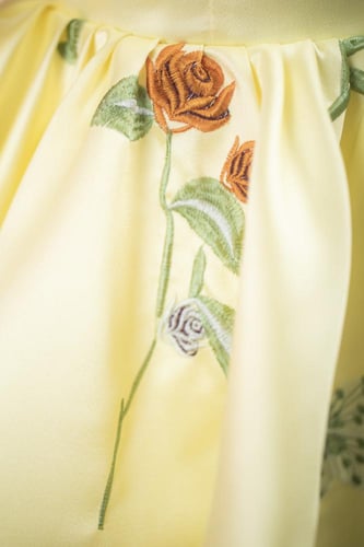 فستان اصفر مطرز بالورد