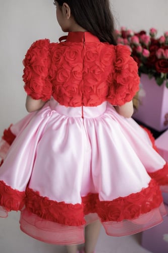 فستان مزين بقماش مورد