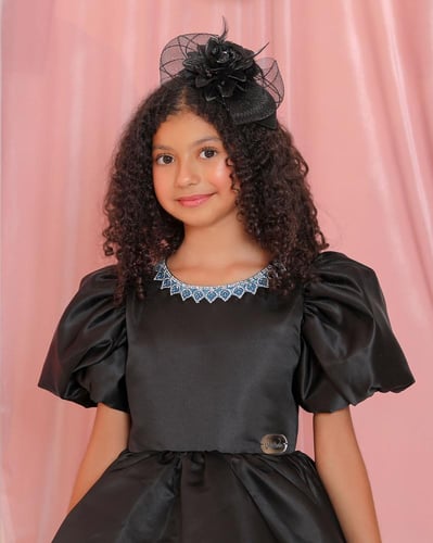 فستان اسود مزين بشك تركوازي