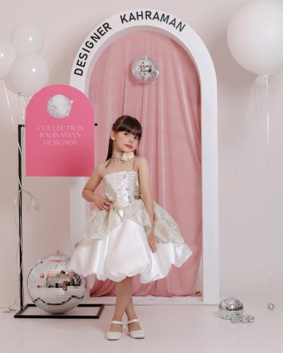 فستان ابيض مزين بقماش الاورقنزا