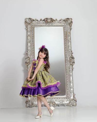 فستان يجمع لونين مميز