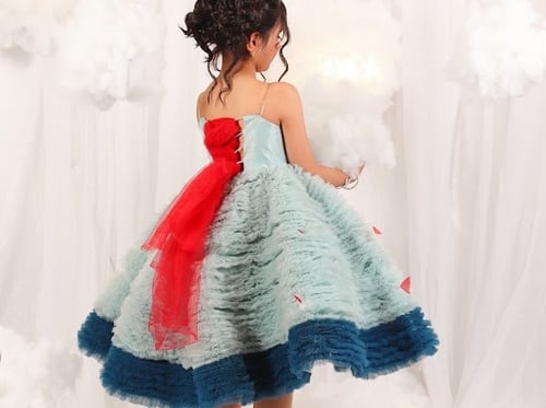 فستان بالوان مميزه مزين بريش