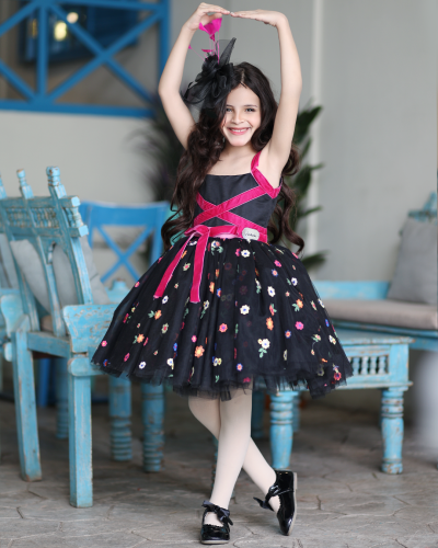 فستان اسود يتميز بتطريز انيق