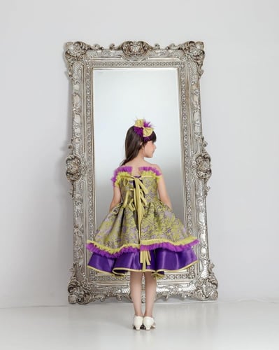 فستان يجمع لونين مميز