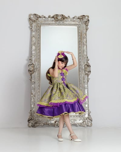 فستان يجمع لونين مميز