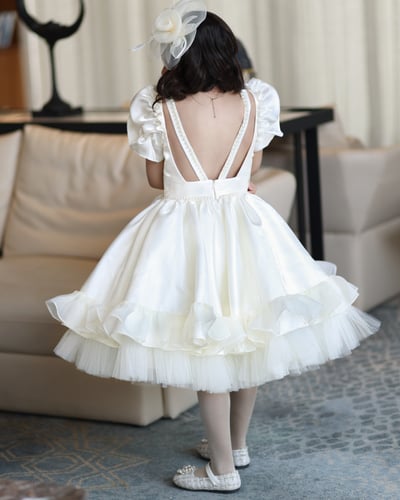 فستان سكري مزين بالؤلؤ