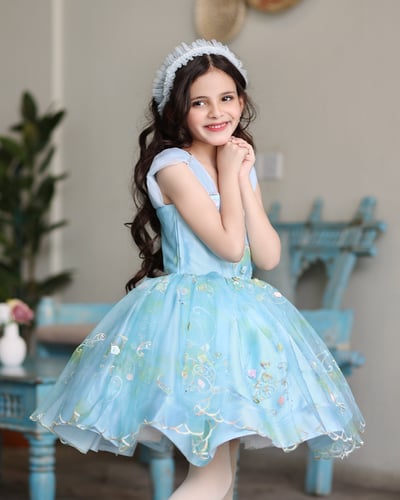 فستان سماوي مزين بالورد