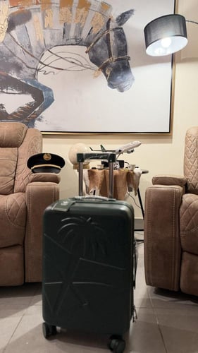 حقيبة سفر بشعار الخطوط السعودية