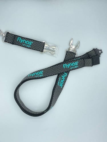 حامل بطاقة بشعار طيران ناس