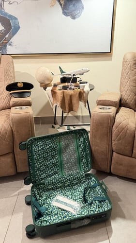 حقيبة سفر بشعار الخطوط السعودية