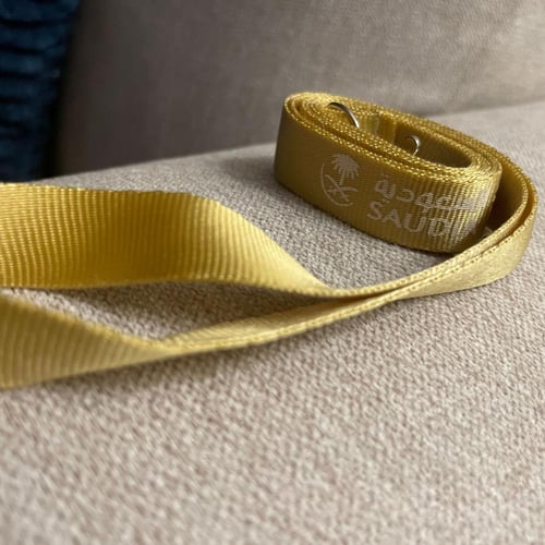 حامل بطاقه بشعار الخطوط السعودية - ذهبي